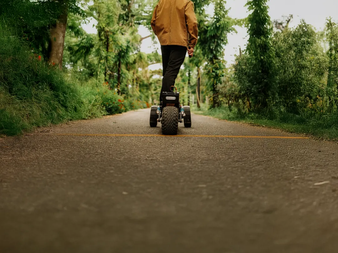 Batterie intégrée planche électrique Sternboard design épuré skateboard électrique autonomie route nature